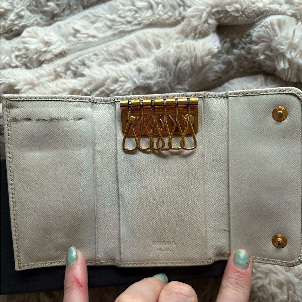 Prada Cream Wallet with Gold Logo - Picture 3 of 10